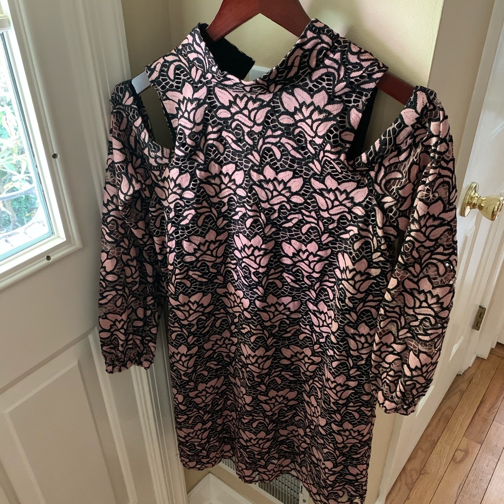 🌸 WAYF Floral Pink & Black Cut-Shoulder Dress